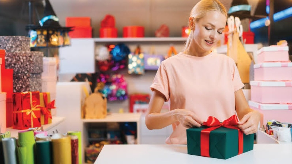 میز کار فروشگاه با وسایل کادوپیچ هدیه
