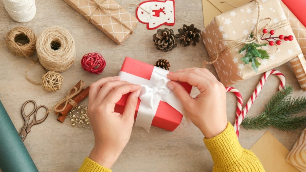مجموعه وسایل مورد نیاز برای کادوپیچ کردن هدایا 